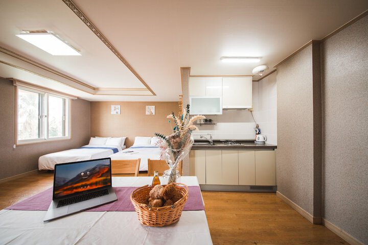 Room 11 of 80