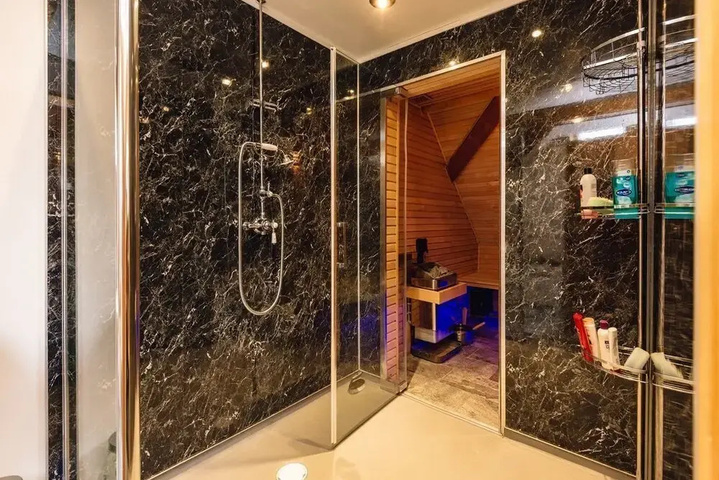 Room 8 of 25