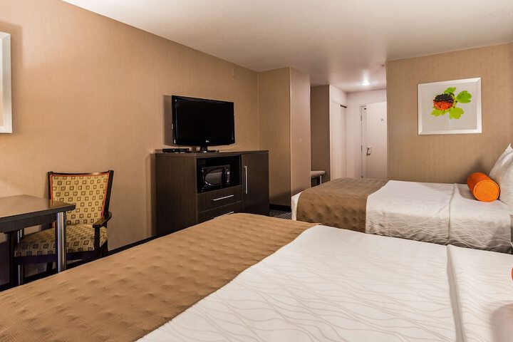 2 Queen Beds Microwave and Refrigerator WiFi Full Breakfast (11 of 11)