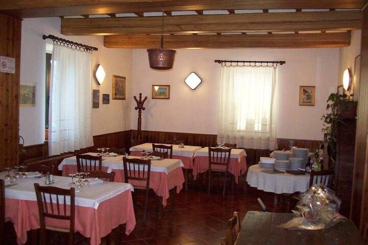 Dining 10 of 32