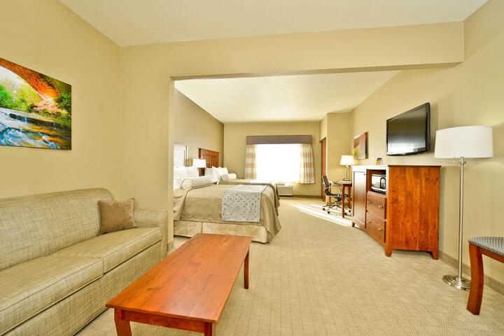 Accessible 2 Queen Mobility Accessible Communication Assistance Bathtub Microwave and Refrigerator WiFi Full Breakfast (8 of 15)