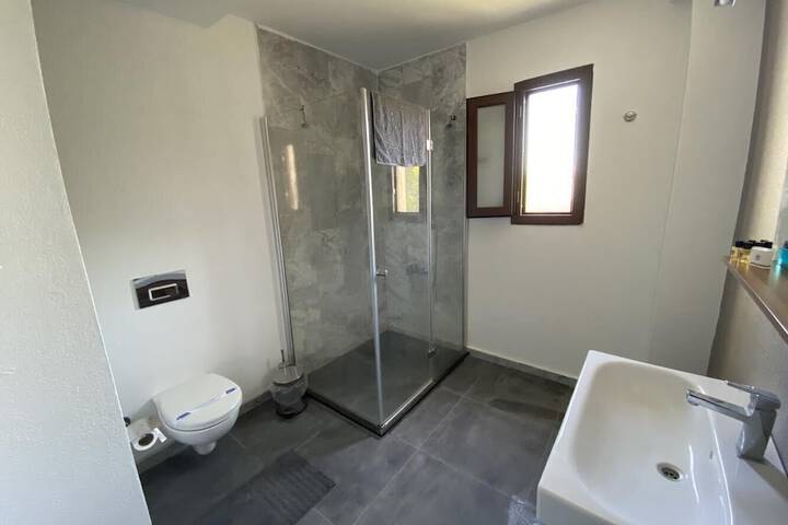 Room 7 of 12