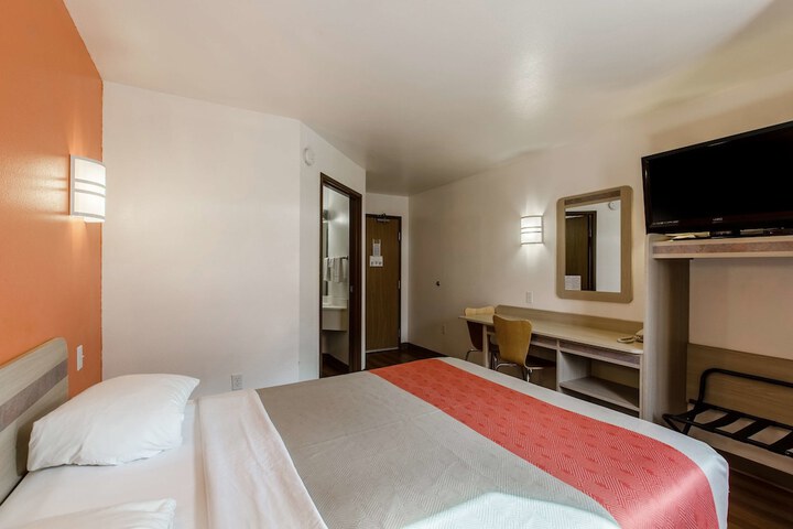 1 Queen Bed (8 of 15)