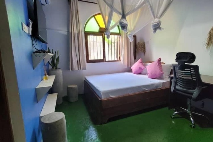 Room 8 of 80