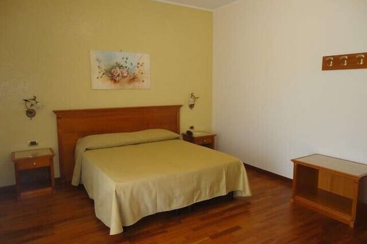 Room 10 of 121