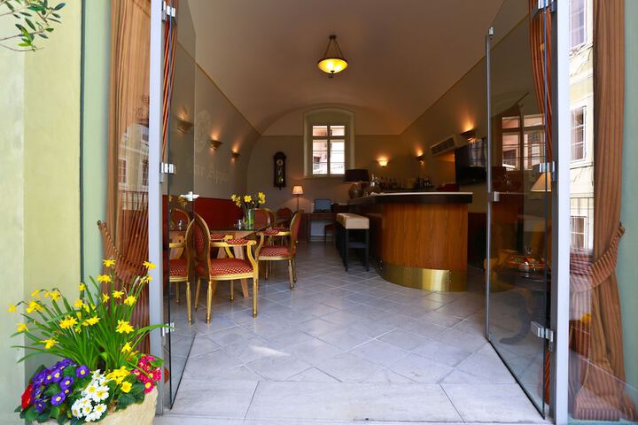 Lounge 102 of 136