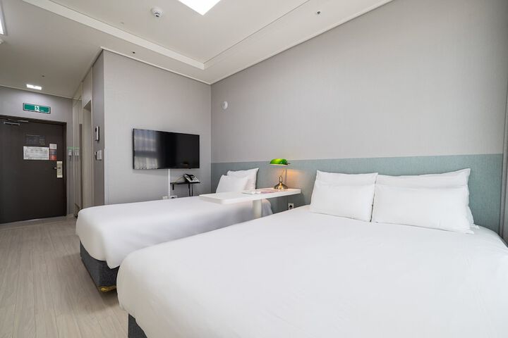 Room 12 of 19