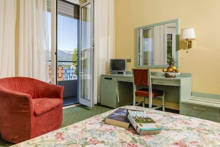 Room 9 of 32