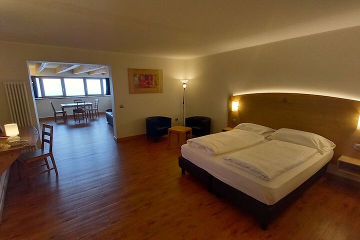 Room 14 of 83