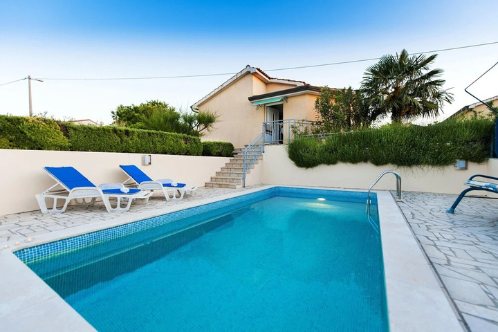 Pool 10 of 13