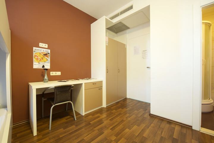 Room 17 of 27