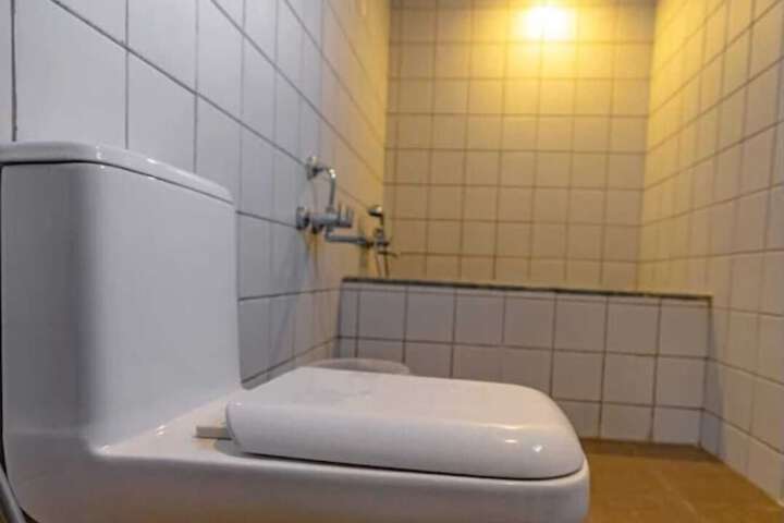 Room 5 of 9