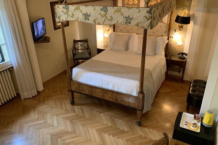 Room 24 of 129