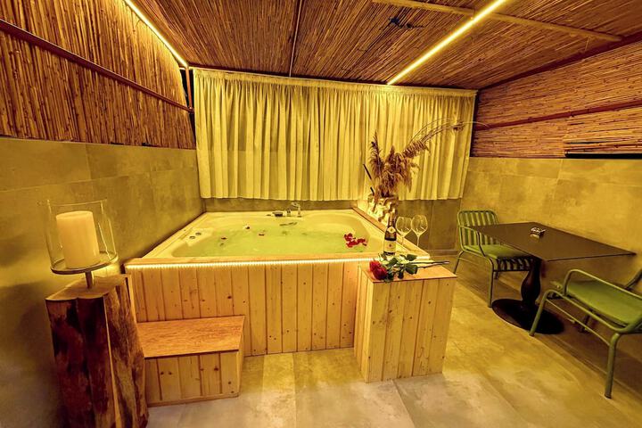 Hot Tub 28 of 42
