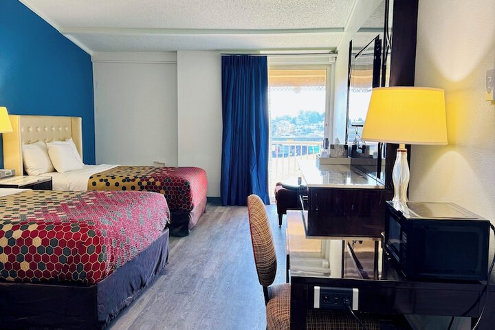 2 Queen Beds (5 of 9)
