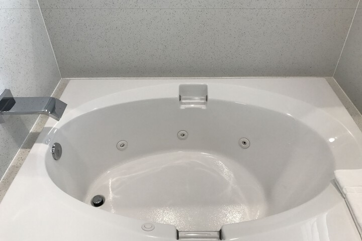 Jetted tub