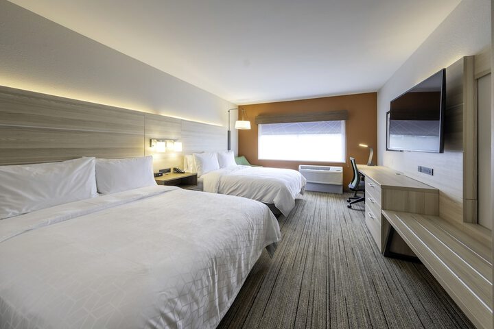2 Queen Beds (2 of 9)