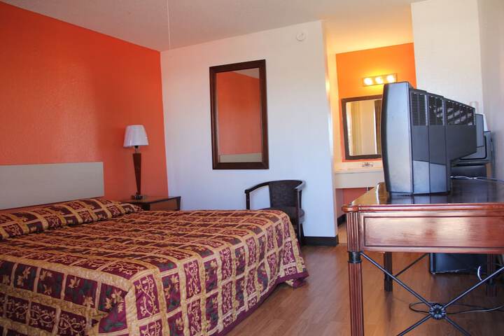 1 King Bed (6 of 14)