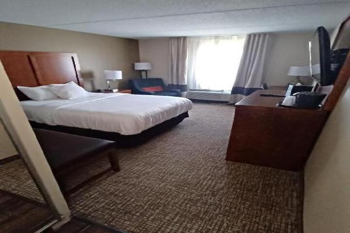 1 King Bed Deluxe Room (9 of 17)