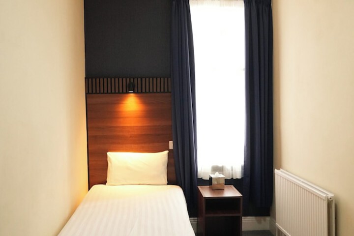 Room 93 of 208