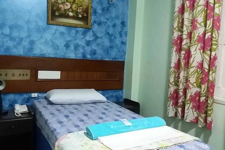 Room 21 of 34