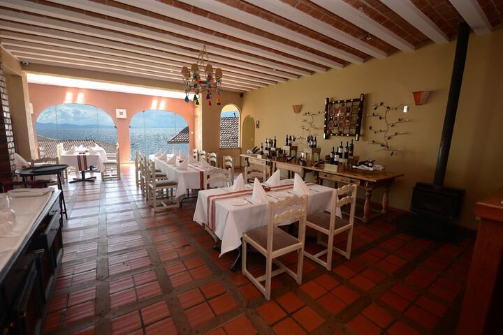 Dining 68 of 82