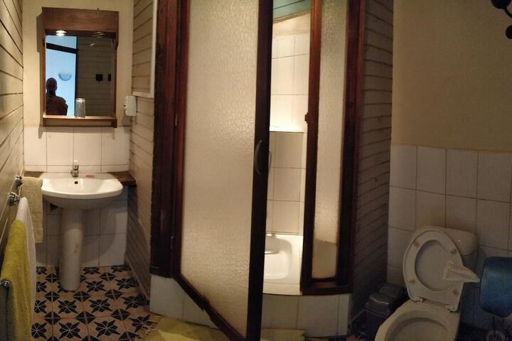 Room 17 of 33