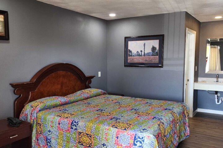 Standard Single Room 1 King Bed (2 of 2)
