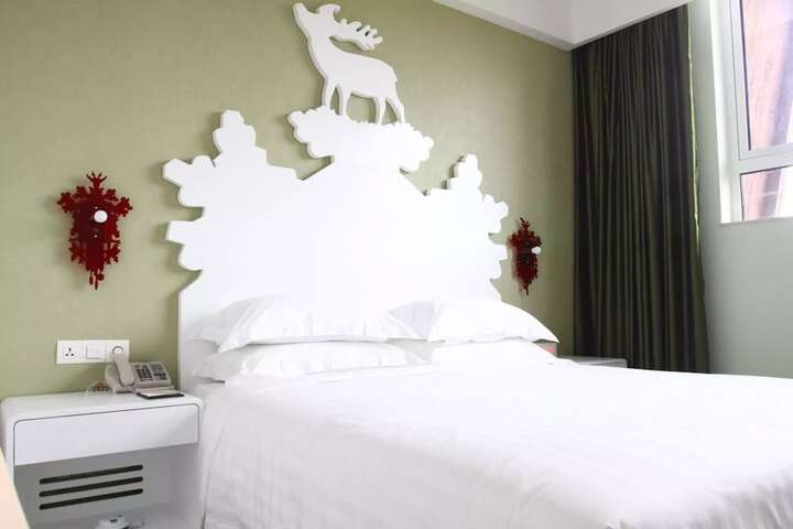 Room 18 of 48