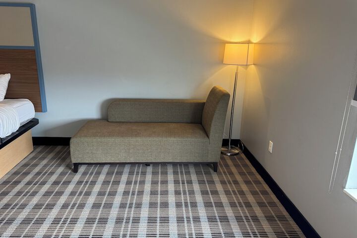 1 Queen Bed (2 of 6)