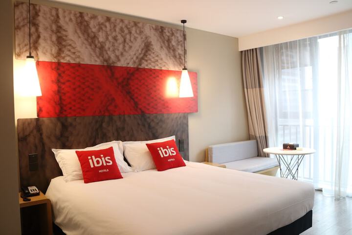 Room 11 of 37