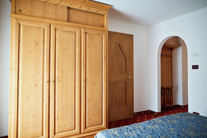 Room 6 of 63