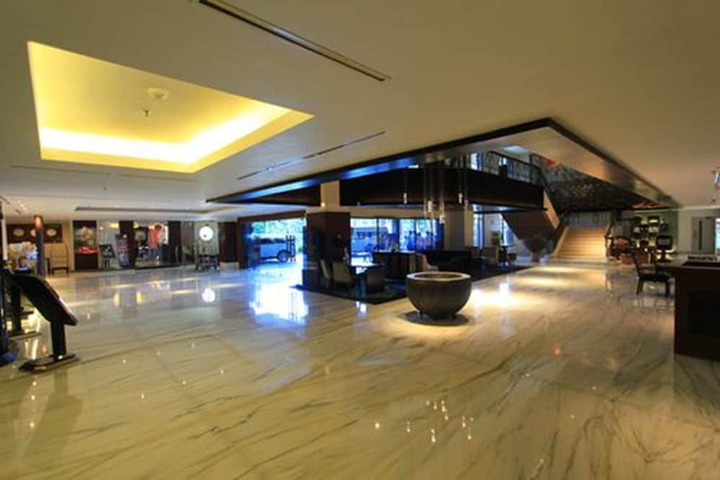 Entrance & Lobby