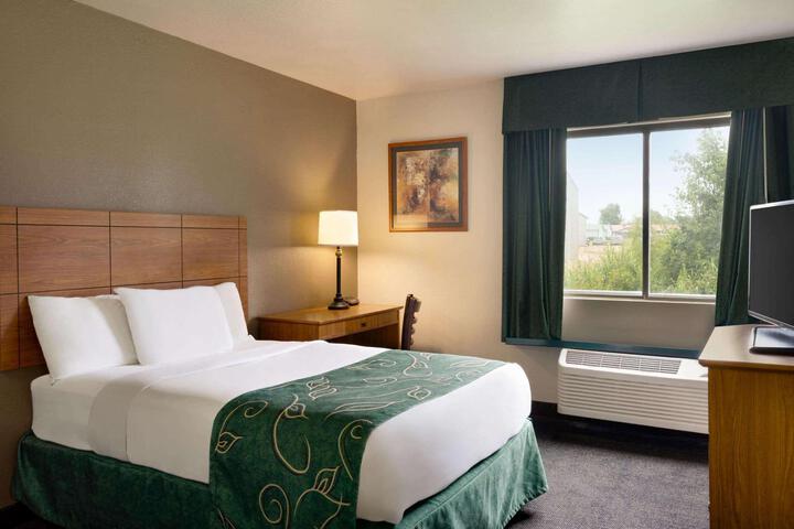 1 Queen Bed (3 of 3)