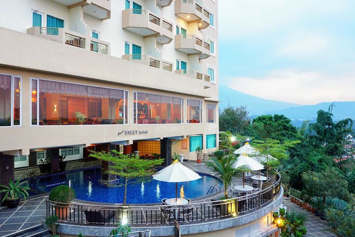 Hotel Pool