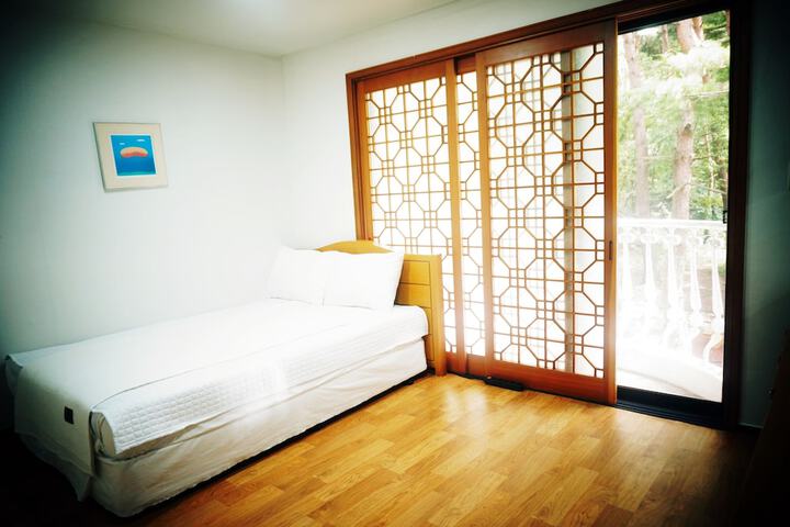 Room 2 of 39