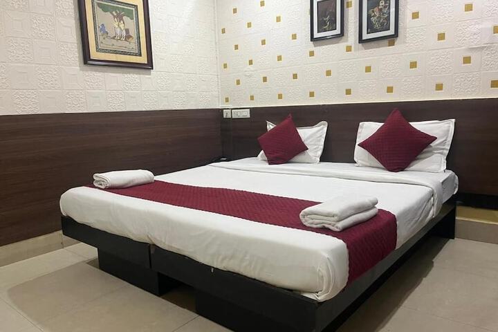 Room 4 of 16