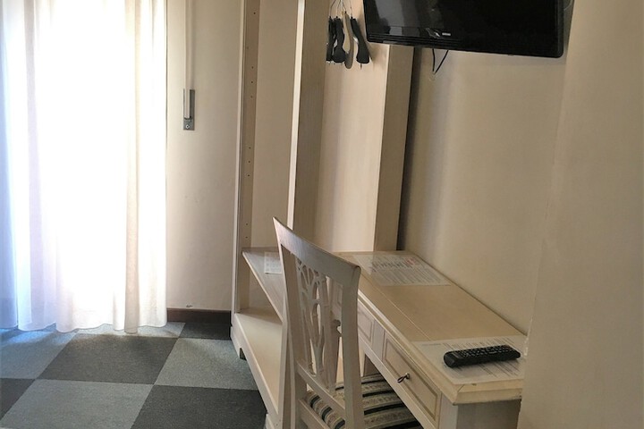 Room 6 of 60
