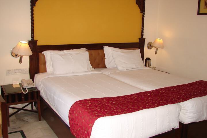 Room 4 of 40