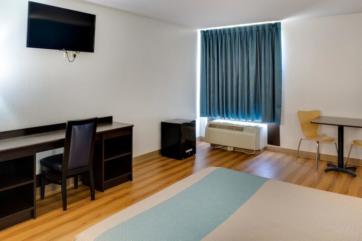 1 Queen Bed (5 of 8)