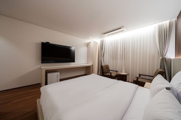 Room 5 of 104