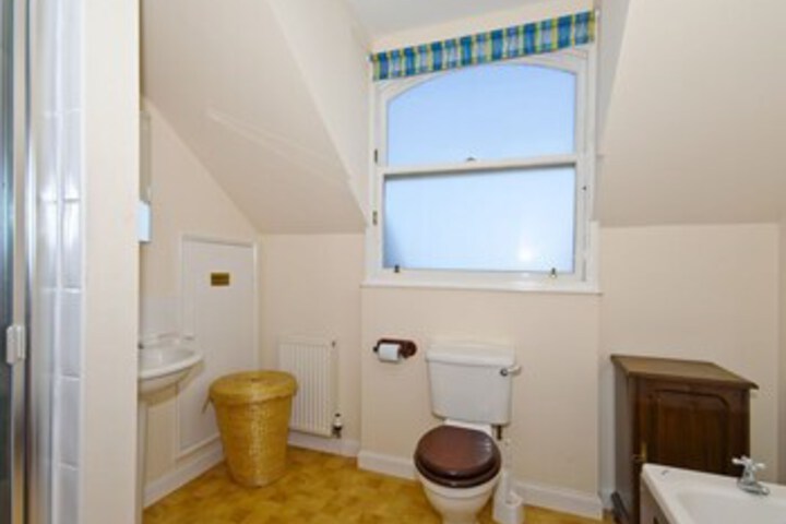 Room 4 of 33