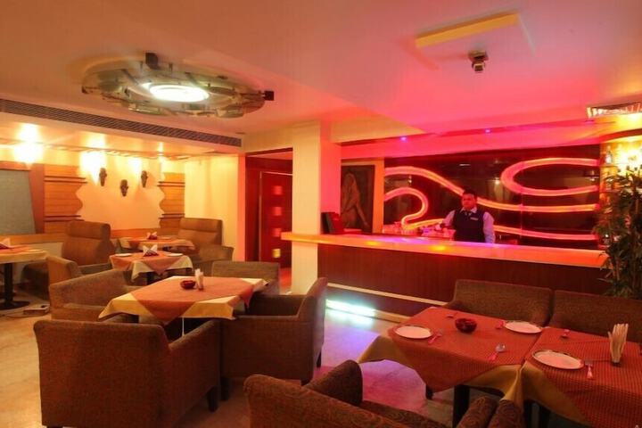 Lounge 8 of 9
