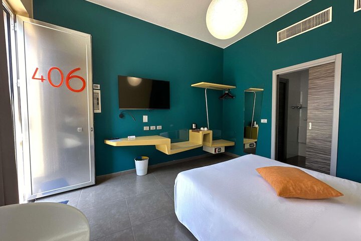 Room 30 of 153