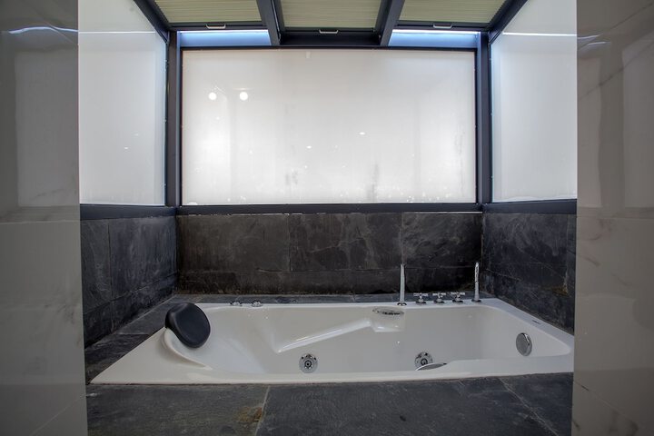 Hot Tub 37 of 43