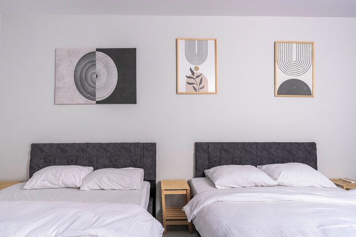 Room 128 of 293