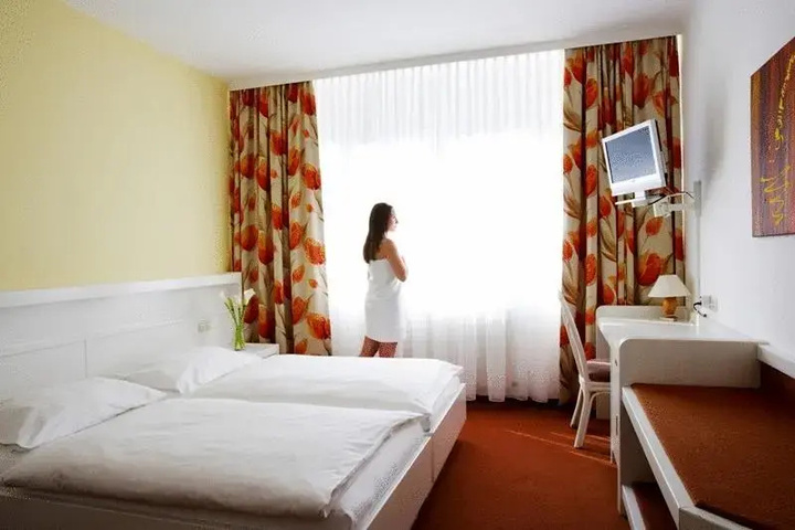 Room 6 of 24