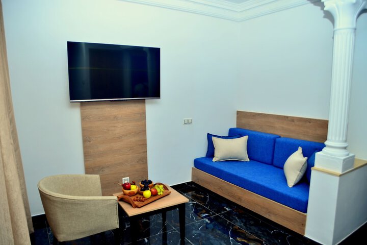Room 10 of 99