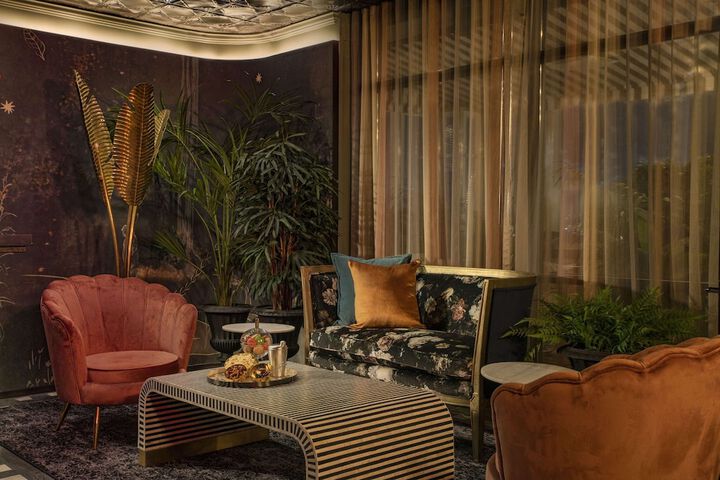 Lounge 80 of 88