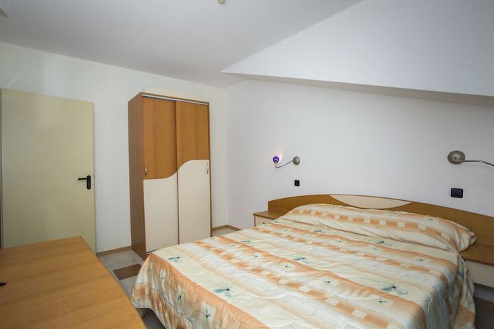 Room 8 of 91